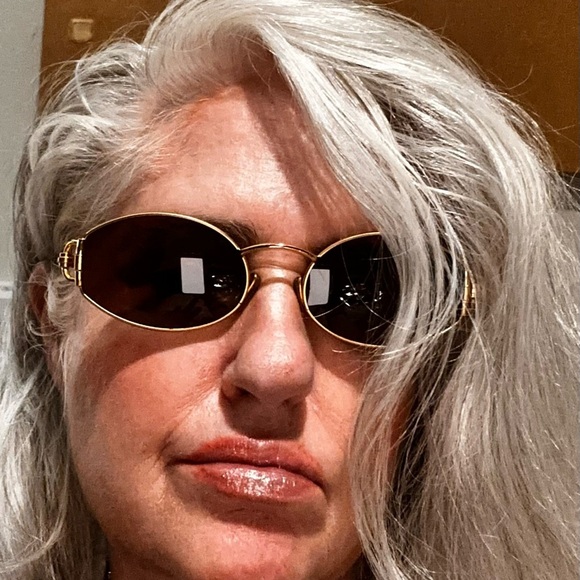 Accessories - GUCCI OVAL SUNGLASSES WITH
GORGEOUS CASE